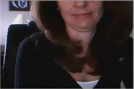 Adolescente gira de ébano na webcam.