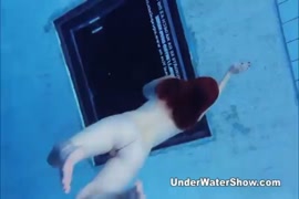 Homens nus na piscina e movimentos pornográficos masculinos de rapazes com twink.