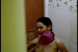 Bbc aproveita-se de uma rapariga jovem enquanto ela toma banho.