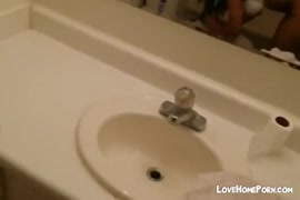 A foder a minha amiga na casa de banho dos pais dela.