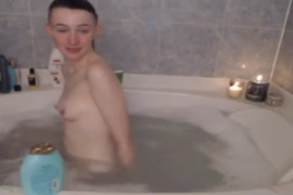 A jovem no banho masturba-se pela primeira vez.